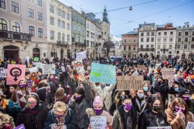 Во Львове состоялся масштабный марш в поддержку женщин: фото