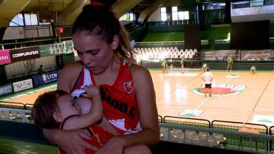 Баскетболистка из Аргентины кормит ребенка грудью в перерывах между играми.