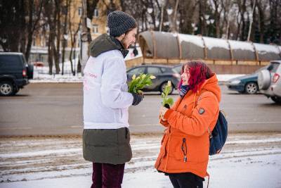 Активисты дарили смолянкам цветы и уроки