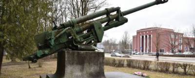 В Латвии полиция установила подозреваемого в краже пушки с советского мемориала