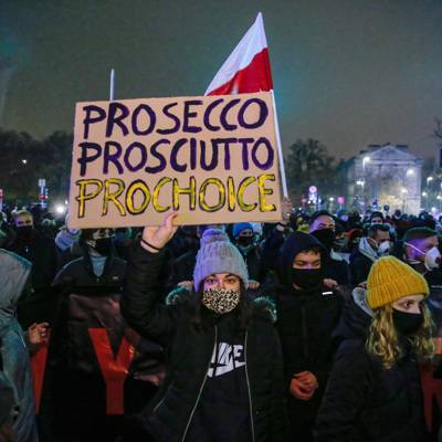Массовая демонстрация проходит в Варшаве