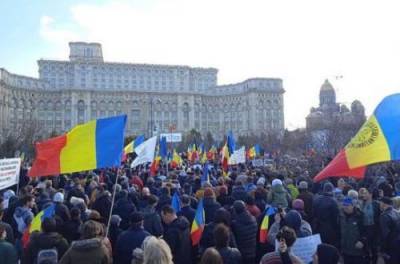 Бухарест вышел на протест против обязательной вакцинации