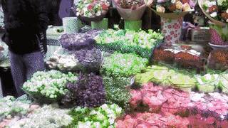 Букетный переполох: мужчины устроили ажиотаж на цветочных рынках Москвы 8 марта — видео