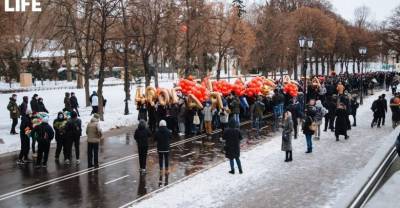 В Москве прошло праздничное шествие "Дорогая, ты права!"