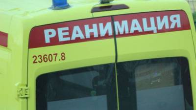 Водителя маршрутки в Петербурге доставили в больницу после въезда в ограждение