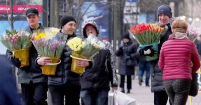 Перевернутый борщ, марши за права женщин и цветы в подарок: как украинцы отмечают 8 марта