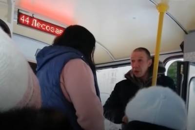 В Архангельске пассажир автобуса устроил драку с женщиной-кондуктором