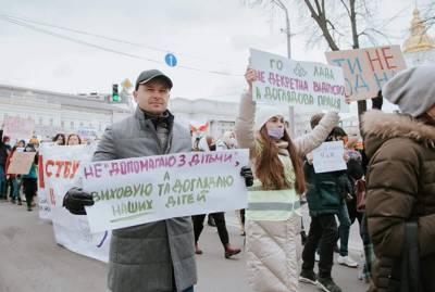 Министр финансов на женском марше в Киеве: Не помогаю с детьми, а воспитываю