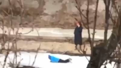 В Киеве ребенок играл на льдине, а мать ждала на берегу: сеть возмутило видео