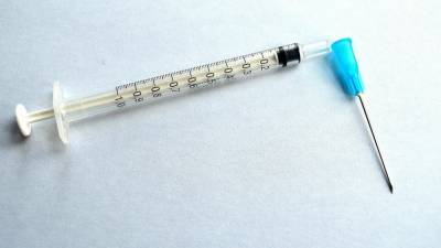 Немецкий политик сравнил вакцины Pfizer и AstraZeneca со смертельным газом