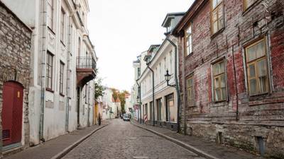 Власти Эстонии утвердили введение жесткого карантина