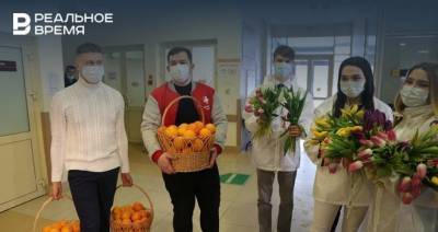 Волонтеры-медики поздравили врачей и пациенток медучреждений в Казани