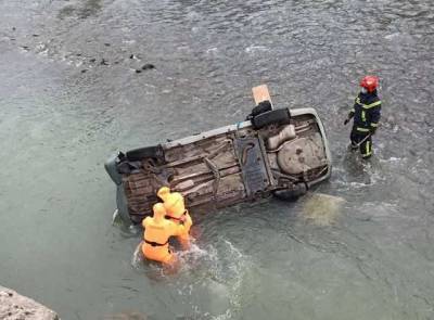 На Львовщине пьяный водитель слетел на авто в реку, пассажирка погибла