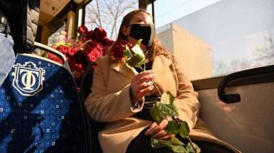 В Одесском троллейбусе женщинам дарили цветы по случаю 8 Марта