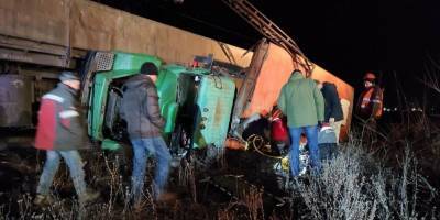В Кривом Роге на территории комбината вахтовый автобус столкнулся с поездом: пострадали пять рабочих