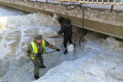 Лед для отвода грунтовых вод пробили под мостом в Песчанке