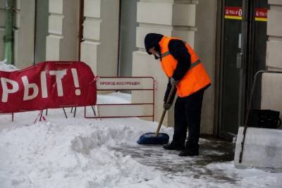 Новосибирский губернатор поручил чиновникам разобраться с вывозом снега с улиц