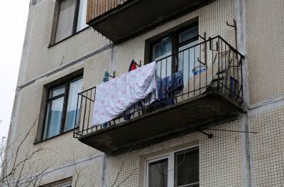 На Латышских Стрелков спасатели сняли девушку с балкона 11 этажа