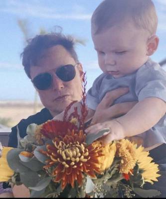 Редкое фото: Илон Маск поделился снимком с Граймс и их маленьким сыном X Æ A-12