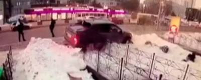 В Красноярске автомобиль сбил четырех человек на остановке