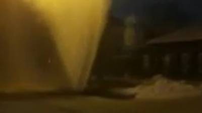 Из-за прорыва трубы на улице Парковой в Тюмени из-под земли бьет фонтан