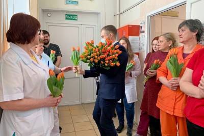 Волонтеры поздравили медиков Смоленской больницы с 8 марта