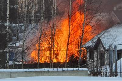 Видео: 120-метровый дом горел в Порошкино – пламя могло перекинуться к соседям