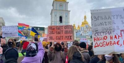 Киевские наци и феминистки 8 марта устроили состязание в...