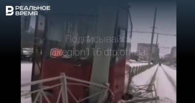 В Казани сняли на видео врезавшийся в столб трамвай