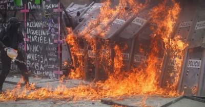 В Мексике феминистки облили бензином и подожгли кордон из женщин-полицейских (видео)