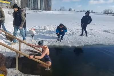 Петербурженка установила мировой рекорд по нырянию в прорубь
