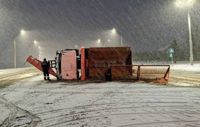 Фотофакт. Снегоуборочный МАЗ перевернулся в Гродно