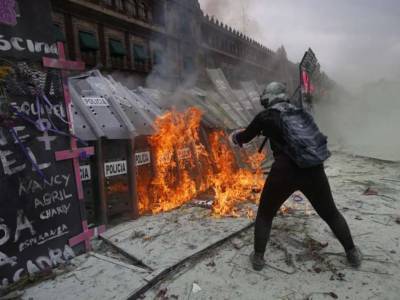 В Мексике в столкновениях между феминистами и полицией пострадали более 80 человек