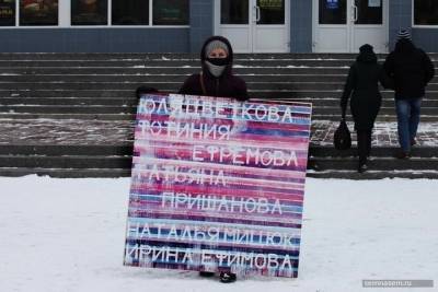 Феминистки из Смоленска провели акцию «Женское дело»
