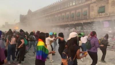В Мехико 15 женщин-полицейских пострадали на марше за защиту прав женщин