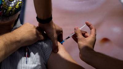 Мясников оценил необходимость делать прививку переболевшим коронавирусом