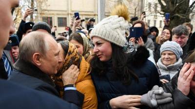 Девушка, попросившая Путина взять ее замуж, рассказала о своей жизни