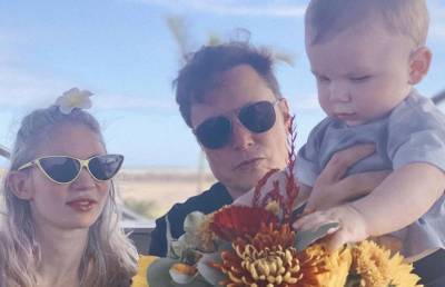 Илон Маск опубликовал семейное фото с Граймс и их сыном X Æ