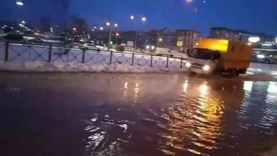 Байконурскую улица временно перекрыли из-за прорыва трубы с холодной водой