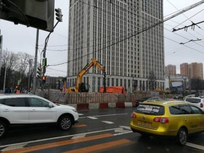 Голый мужчина с топором бегал среди машин в центре Москвы