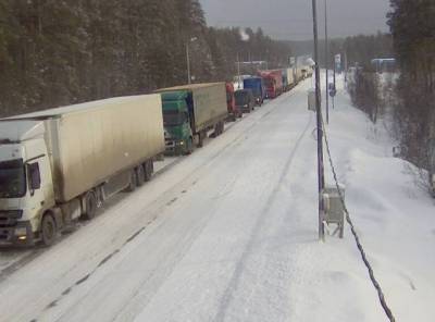 На федеральной трассе в Челябинской области из-за снегопада образовалась пробка