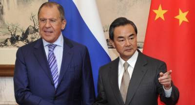 Китайские власти призвали Россию вместе бороться с COVID-19 и "политическим вирусом"
