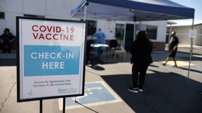 Власти США ослабили ограничения для вакцинированных от COVID-19
