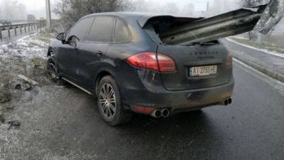 Отбойник прошел насквозь: в Киеве чудом выжил водитель Porsche