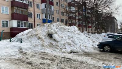 Сахалинцы жалуются на стекающие на дороги снежные сугробы