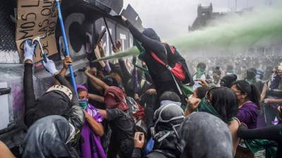 Свыше 60 сотрудниц полиции пострадали на марше феминисток в Мехико