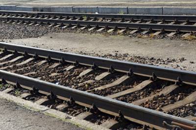 В Челябинске грузовой поезд сбил пьяного мужчину, сидевшего на путях
