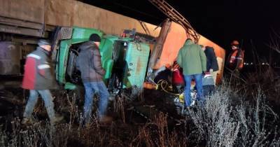 ДТП на предприятии в Кривом Роге: столкнулись локомотив и "вахтовка" с работниками