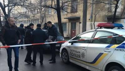 Уничтожили все: в Харькове вандалы разнесли остановку, кадры с места
