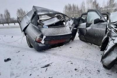 На трассе Курган — Екатеринбург — смертельное ДТП. Одну из машин разорвало пополам